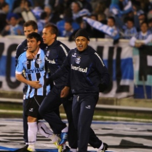 Marquinhos abraça Kleber em comemoração de gol do Grêmio e volta aos planos com muito esforço - Lucas Uebel/Grêmio FBPA