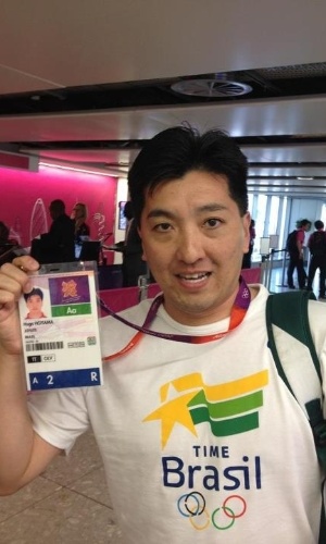 Mesa-tenista Hugo Hoyama, que vai participar de sua sexta Olimpíada mostra foto de sua credencial da competição.