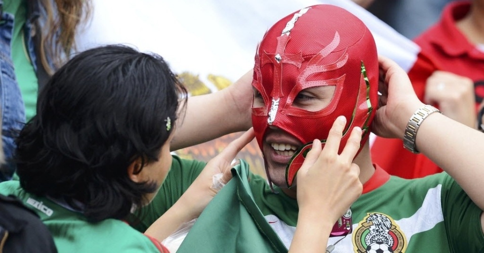 Mexicano aparece "mascarado" para acompanhar o duelo contra a Coreia