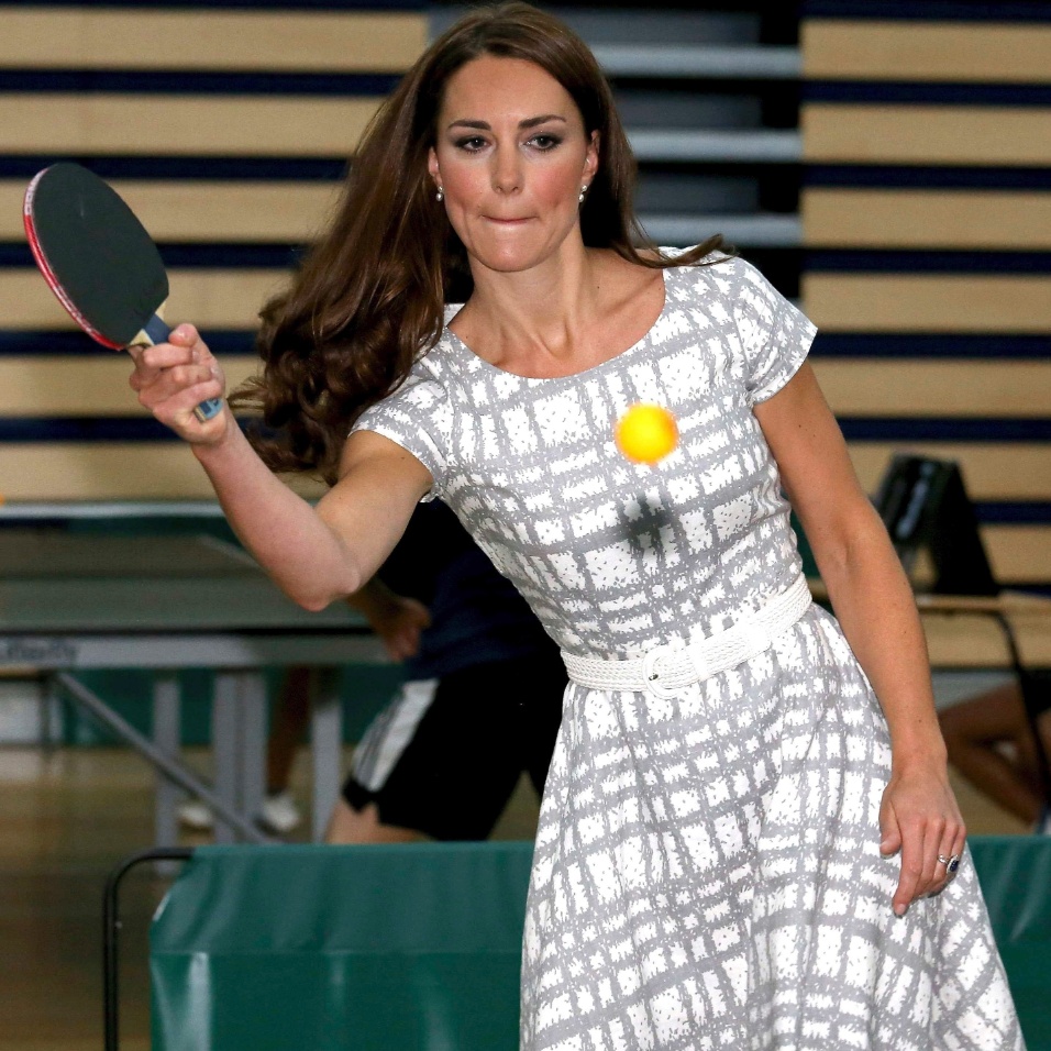 Na visita a uma escola para lançar um projeto de professores, a duquesa de Cambridge, Kate Middleton, mostrou a usual simpatia e até se arriscou a jogar tênis de mesa