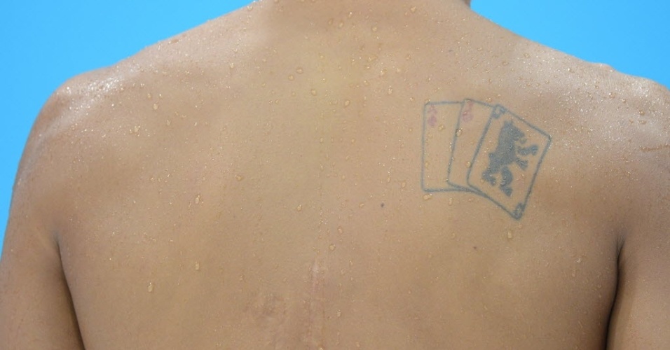 Nadador mostrou o gosto pelo carteado com tatuagem em suas costas