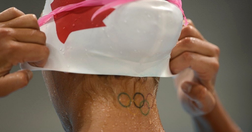 Nadadora canadense tem tatuagem com os aros olímpicos no pescoço