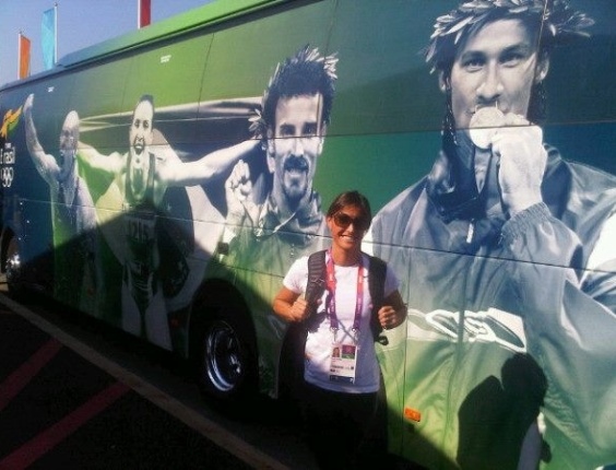Nadadora Fabíola Molina tira foto em frente ao ônibus que leva atletas brasileiros da Vila Olímpica, para o centro de treinamento, em Crystal Palace