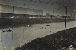 No site é possível ver curiosidades como a última regata ocorrida no Rio Tietê, em 1972. O pavilhão do Anhembi aparece ao fundo - Divulgação/Museu dos Eventos do Anhembi