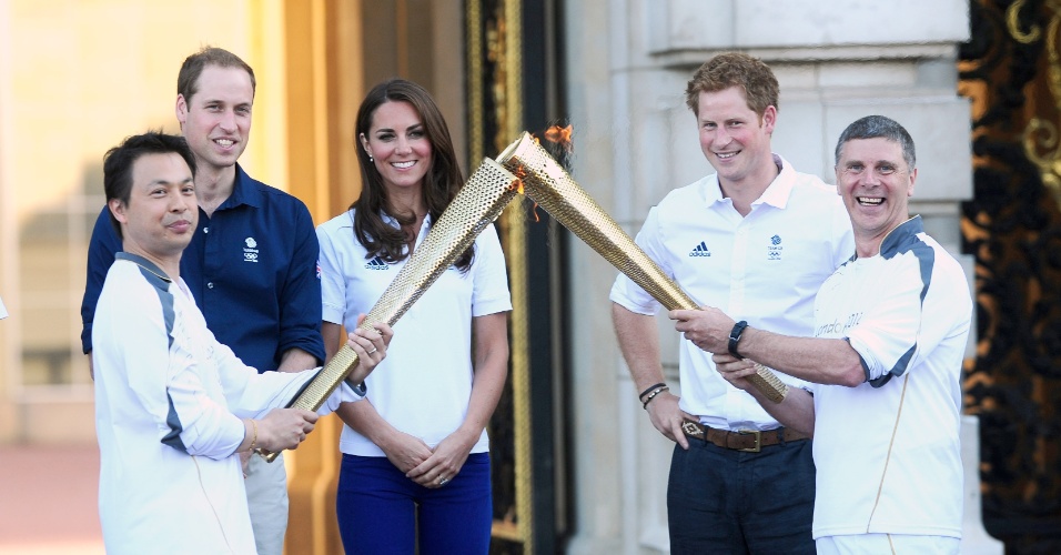 O agitado dia dos príncipes e da duquesa acabou com o trio acompanhando pessoalmente a passagem da tocha olímpica pelo Palácio de Buckingham, residência da Rainha Elizabeth II
