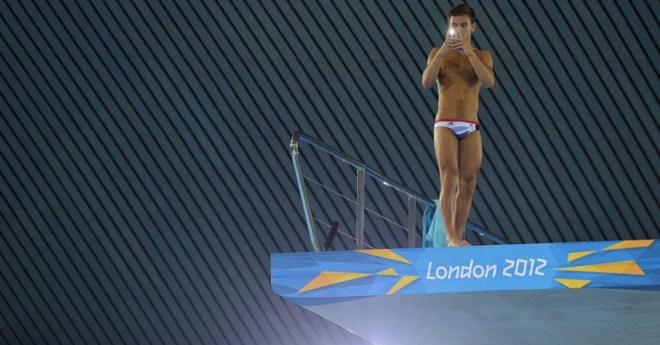 O britânico Tom Daley tira fotos da plataforma de 10 m antes de treino de saltos ornamentais em Londres
