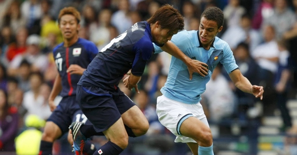 O japonês Daisuke Suzuki  disputa bola com o espanhol Rodrigo (dir)