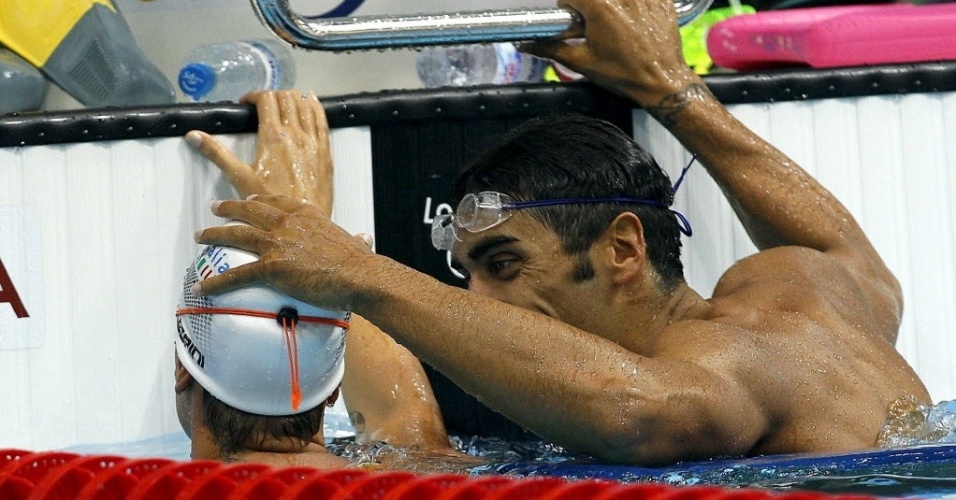 O nadador italiano Filippo Magnini faz carinho na namorada Federica Pellegrini durante treino