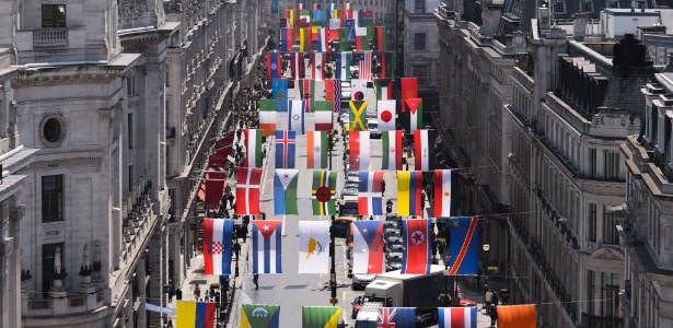 Regent Street, rua de Londres, está tomada por bandeiras dos países que disputam a Olimpíada 2012