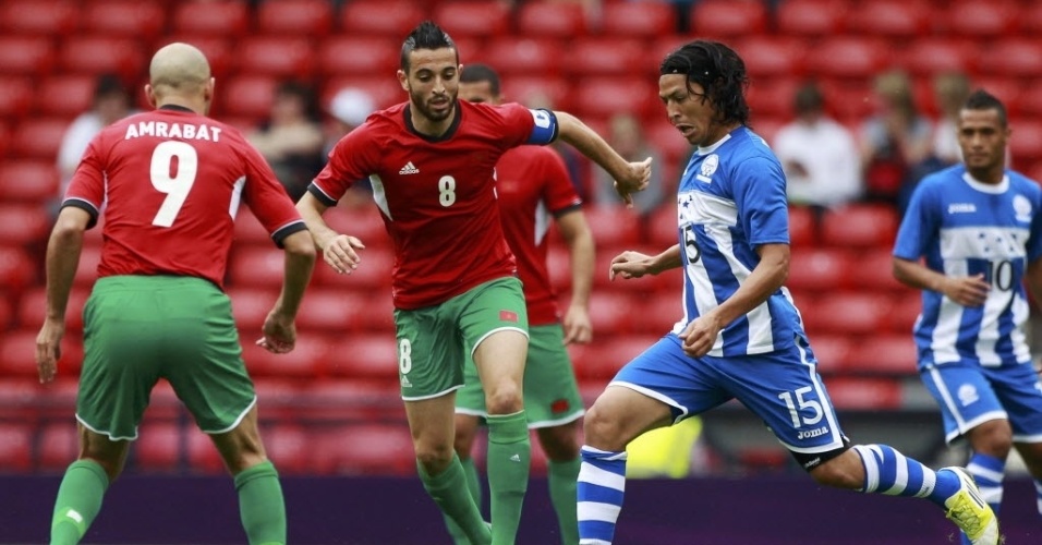 Roger Espinoza, de Honduras, domina a bola no duelo contra Marrocos em Londres-2012