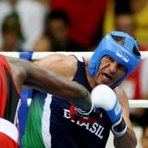 Rogério Minotouro tenta golpe durante a disputa do Pan do Rio, em 2007; como boxeador, o lutador de MMA ficou com o bronze entre os superpesados - Eduardo Knapp/Folhapress