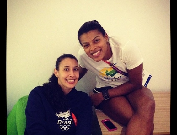 Sheilla e Fernanda Garay, jogadoras da equipe brasileira de vôlei feminino, tiram foto esperando o início de suas sessões de fisioterapia, dentro da Vila Olímpica.