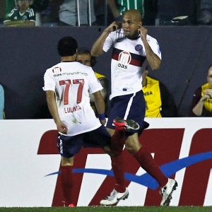 Souza comemora um de seus gols no jogo contra o Palmeiras, o último feito por ele antes da punição - Fernando Donasci/UOL