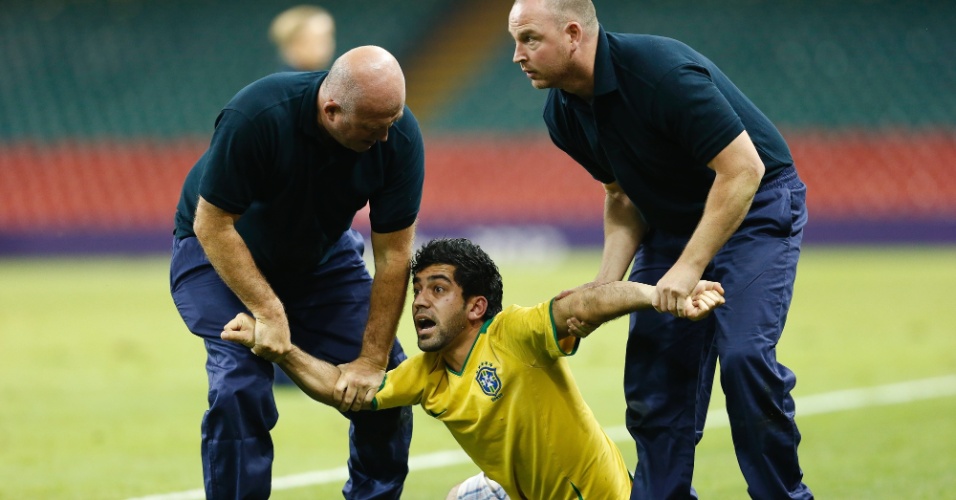 Torcedor com a camisa do Brasil é detido ao tentar invadir o campo do estádio de Cardiff durante a partida com o Egito, pela primeira rodada dos Jogos Olímpicos de Londres