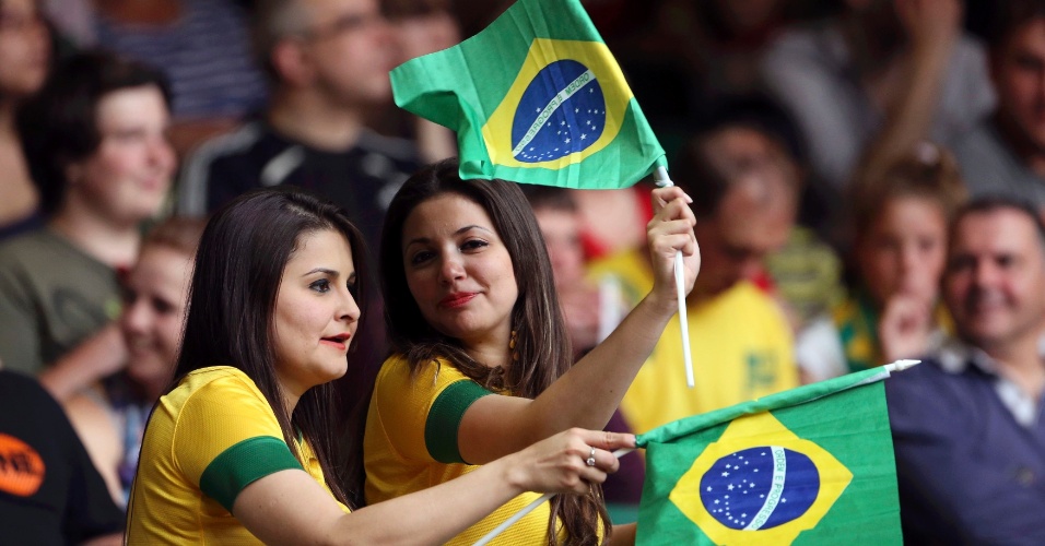 Torcedoras brasileiras fazem festa na arquibancada durante Brasil x Egito