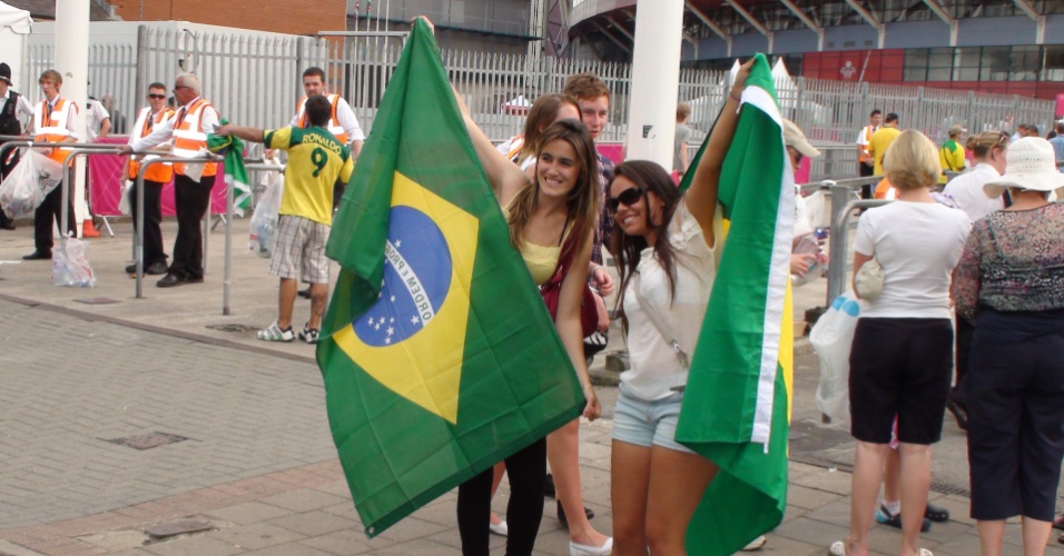 Torcedoras posam para foto com bandeira do Brasil