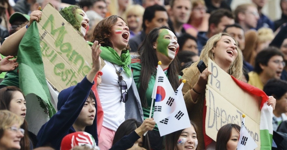 Torcedores da Coreia e do México fazem festa durante partida de futebol masculino na Olimpíada