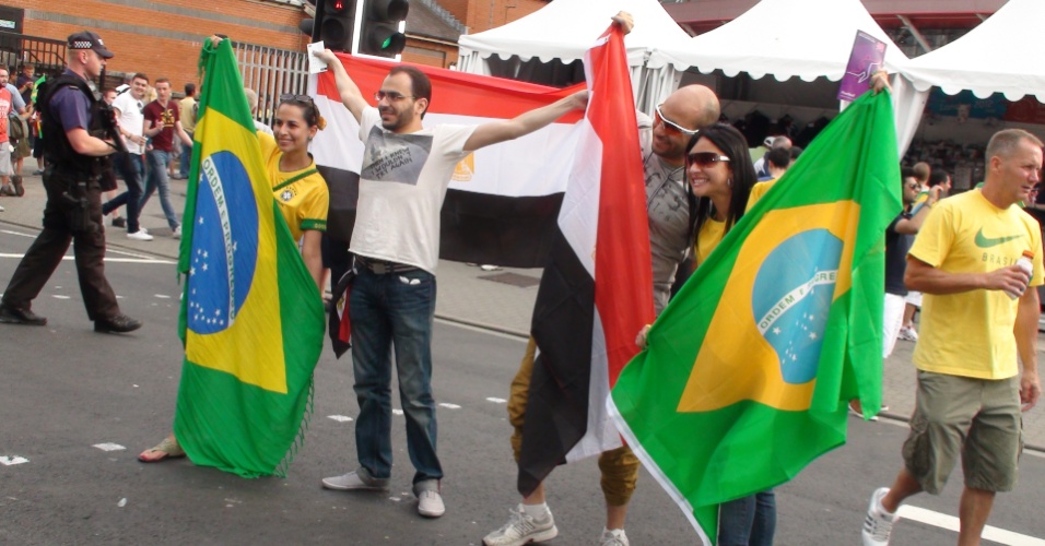 Torcedores do Brasil e Egito brincam e tiram fotos antes do duelo desta quinta-feira