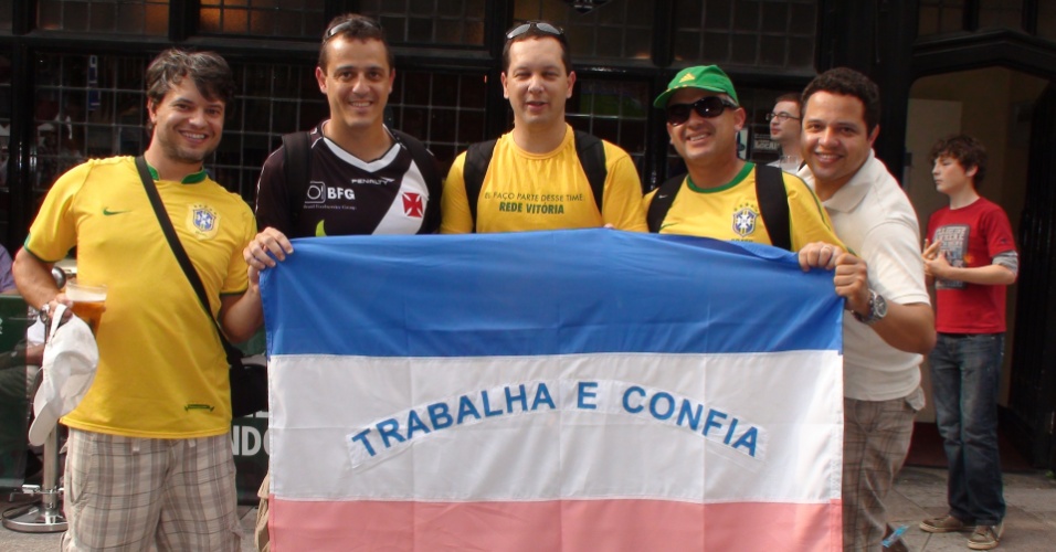 Torcedores do Brasil exibem bandeira do Espírito Santo antes da partida de estreia do Brasil no futebol masculino em Londres-2012