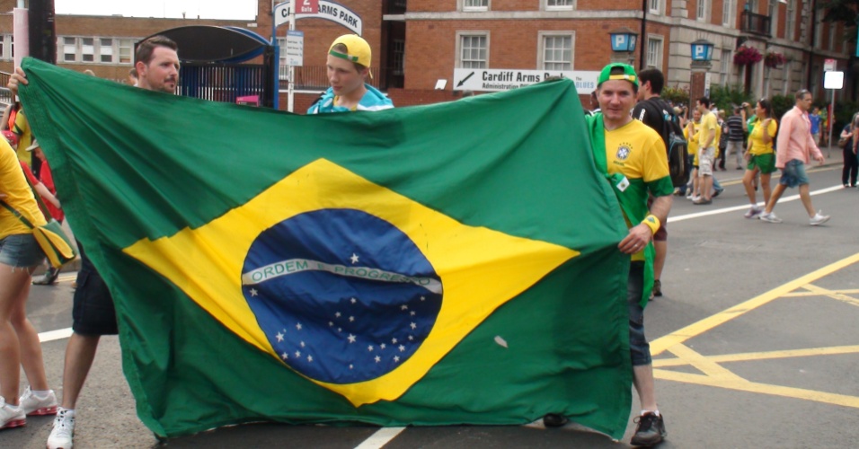 Torcedores exibem bandeira do Brasil antes de partida com o Egito