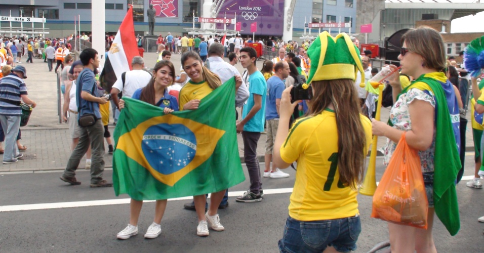 Torcida brasileira faz festa antes da partida contra o Egito pelo torneio de futebol olímpico