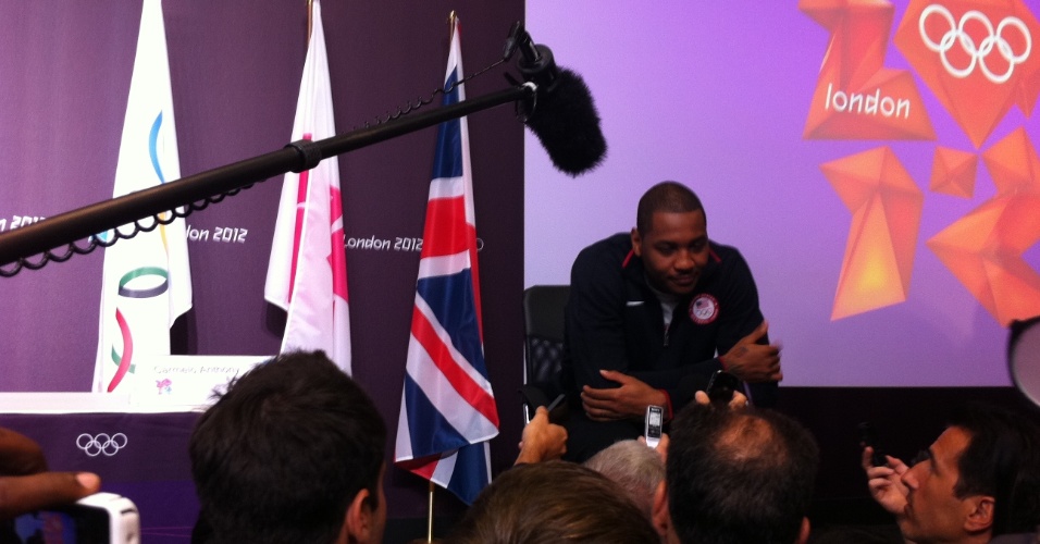 Ala Carmelo Anthony participa de coletiva com a imprensa internacional no Parque Olímpico de Londres