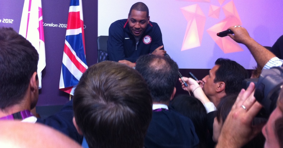 Ala Carmelo Anthony participa de coletiva com a imprensa internacional no Parque Olímpico de Londres