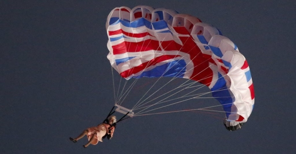 Artista representa Rainha Elizabeth II saltando de paraquedas de helicóptero durante abertura dos Jogos 