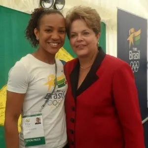 Atleta Keila Costa posta foto ao lado da presidente Dilma Rousseff em Londres - undefined