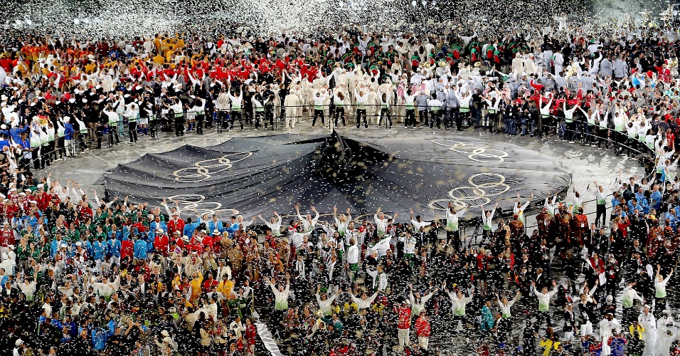 Atletas olímpicos acenam ao final da cerimônia de abertura dos Jogos Olímpicos de Londres