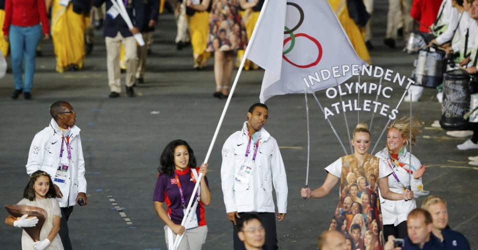 Atletas que não disputaram medalhas por nenhuma nação desfilam na cerimônia de abertura dos Jogos