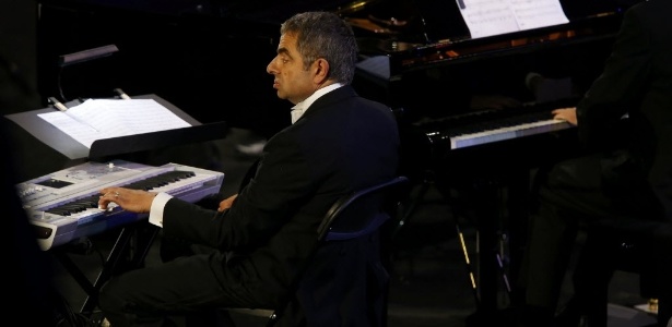 Ator inglês Rowan Atkinson, no papel de Mr. Bean, toca Carruagens de Fogo com a Orquestra de Londres