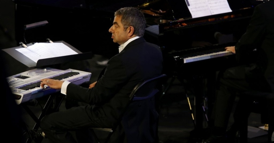 Ator inglês, Rowan Atkinson, no papel do popular personagem inglês, Mr. Bean, toca Carruagem de Fogo com a Orquestra Sinfônica de Londres 