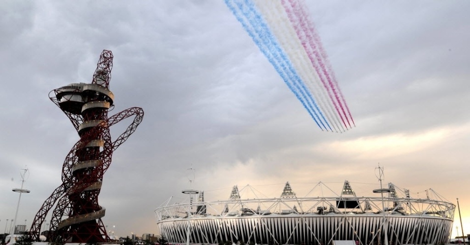 Aviões da Força Aérea Real passam por Estádio Olímpico de Londres com fumaça das cores da bandeira do Reino Unido