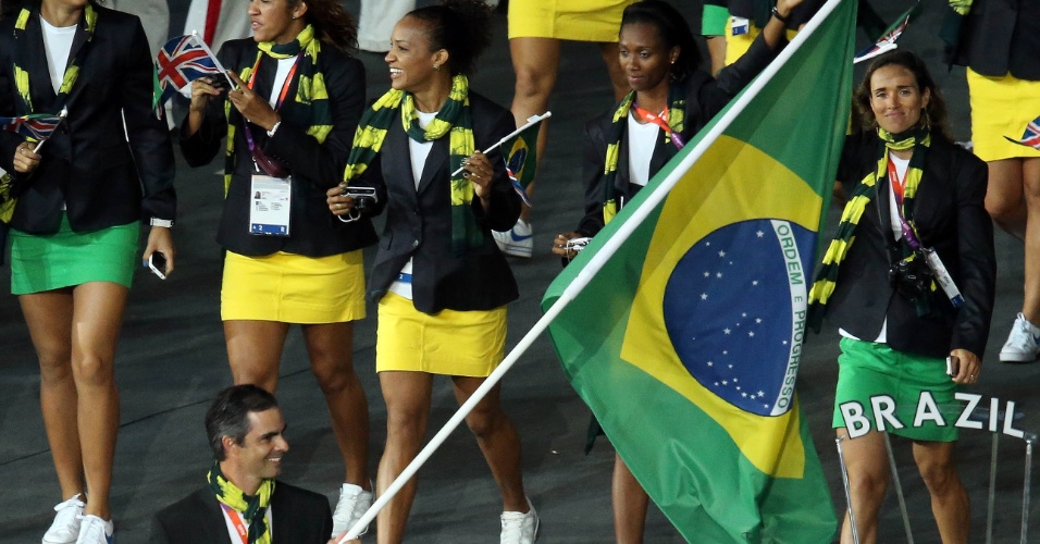 Brasileiros desfilam na Cerimônia de Abertura dos Jogos Olímpicos de Londres, com Rodrigo Pessoa como porta-bandeira
