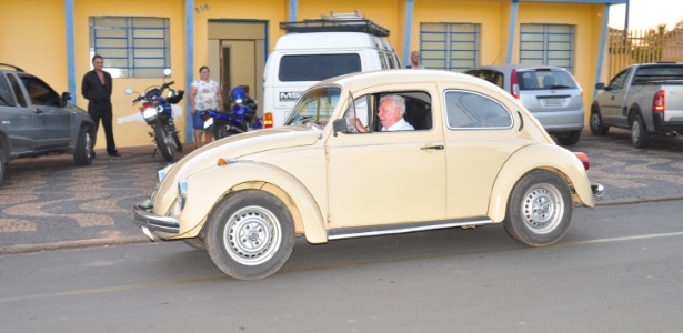 Candidato a prefeito mais velho do Brasil, Sebastião Biazzo (PMDB), de 89 anos (na foto, no Fusca) já foi prefeito de Aguaí (193 km de São Paulo) cinco vezes 