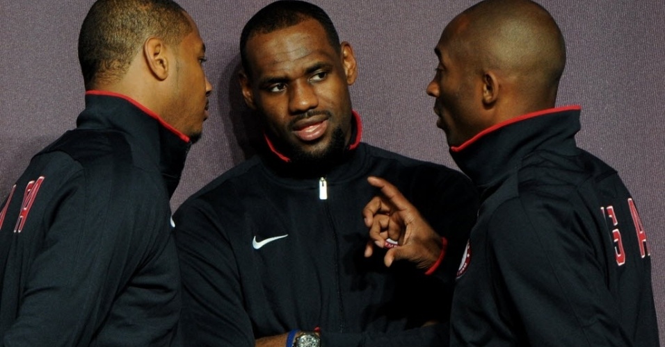 Carmelo Anthony (e), LeBron James (c) and Kobe Bryant (d) conversam após coletiva do time norte-americano de basquete