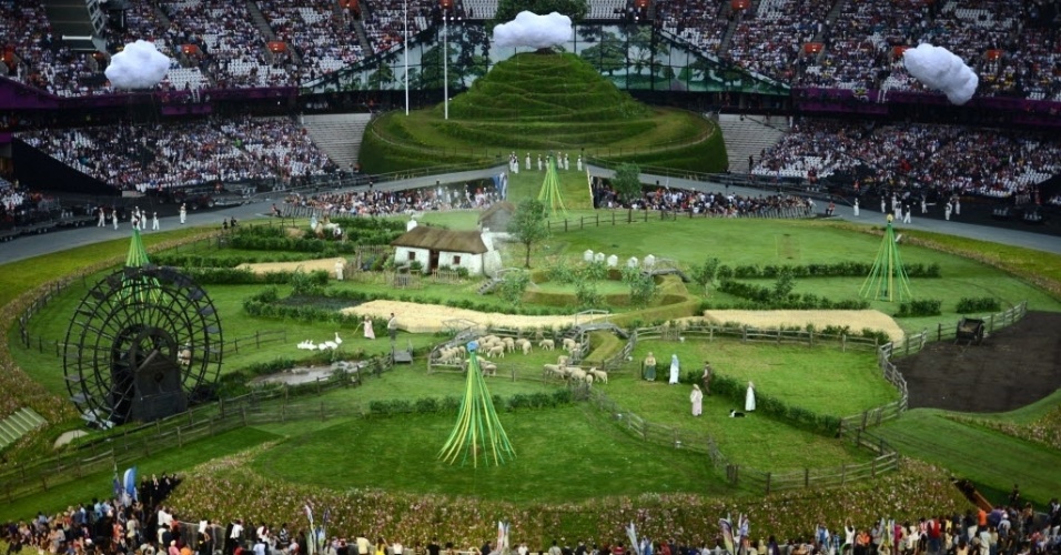 Cenário no Estádio Olímpico de Londres antes da abertura mostra a cidade em sua época rural