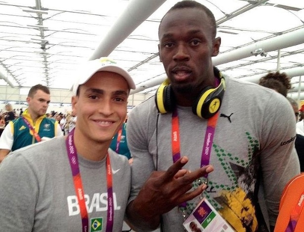 Cesar Castro, brasileiro dos saltos ornamentais, posa para foto com o velocista jamaicano Usain Bolt