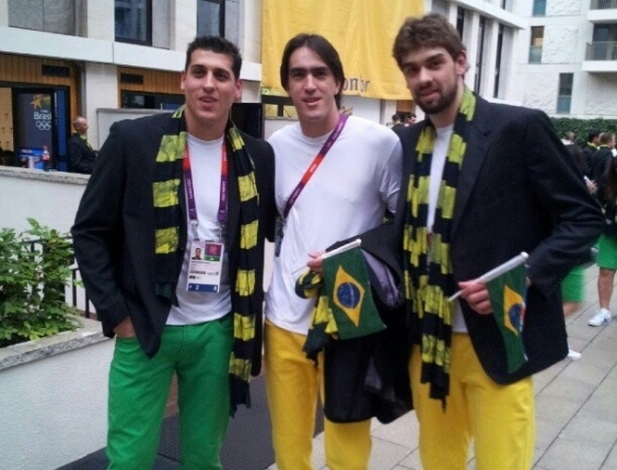 Cidão, Rodrigão e Lucão tiram foto com a roupa que vão usar na cerimônia de abertura dos Jogos Olímpicos