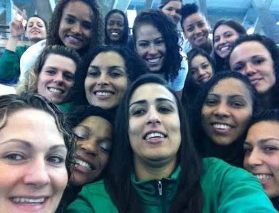 Dara, jogadora da equipe feminina de handebol tira foto com todo o elenco, antes de encontro com a presidente Dilma Rousseff, em Londres
