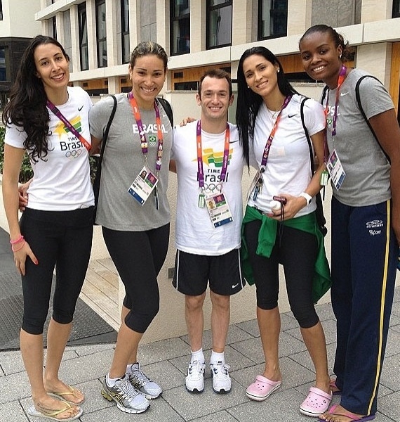 Diego Hypolito fica pequeno entre as gigantes Sheilla, Tandara, Jaqueline e Fabiana da seleção feminina de vôlei