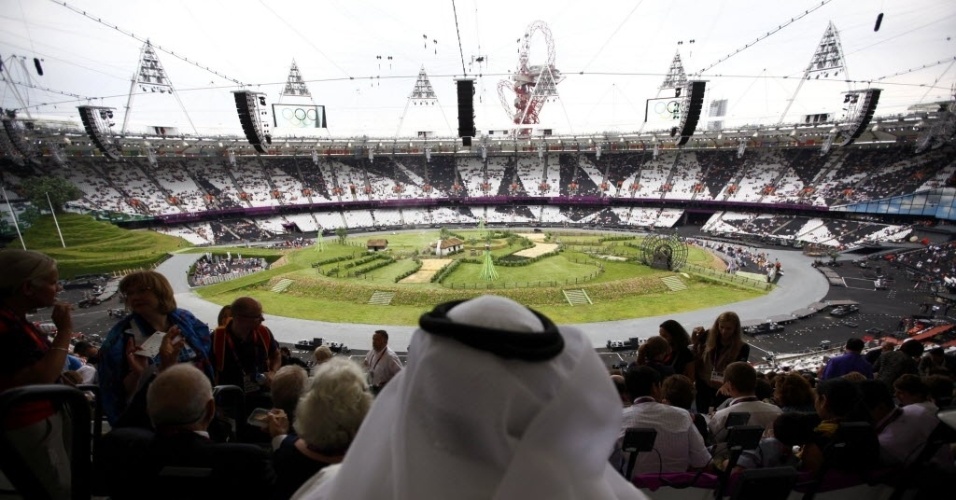 Espectador árabe observa cenário para cerimônia de abertura no Estádio Olímpico de Londres