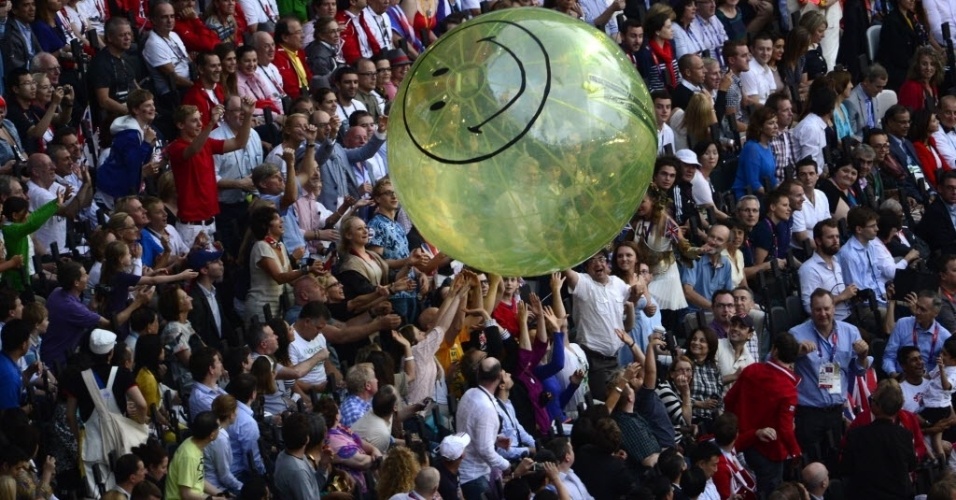 Fãs brincam com bola gigante antes do início da cerimônia de abertura dos Jogos Olímpicos