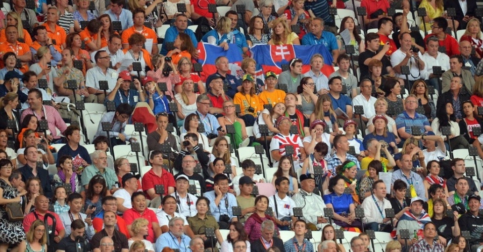 Fãs esperam pela cerimônia de abertura dos Jogos nas arquibancadas do Estádio Olímpico de Londres 