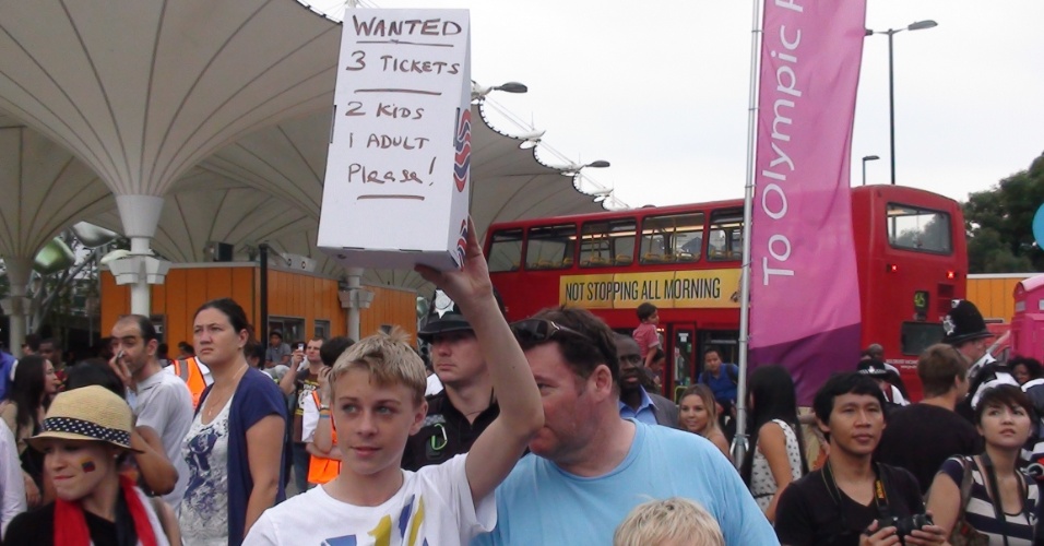 Fãs procuram ingressos a poucas horas do início da Cerimônia de Abertura das Olimpíadas de Londres-2012