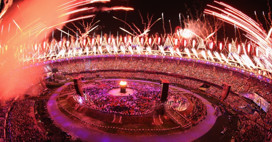 Fogos de artifício iluminam céu de Londres após atletas britânicos acenderem pira olímpica