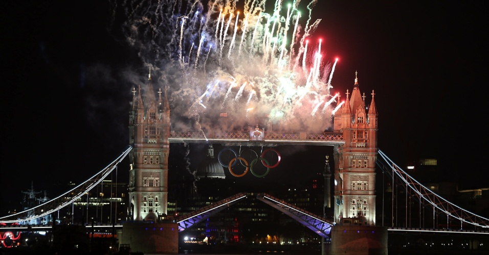 Fogos de artifício na Torre de Londres durante passagem da tocha olímpica em direção ao Estádio Olímpico