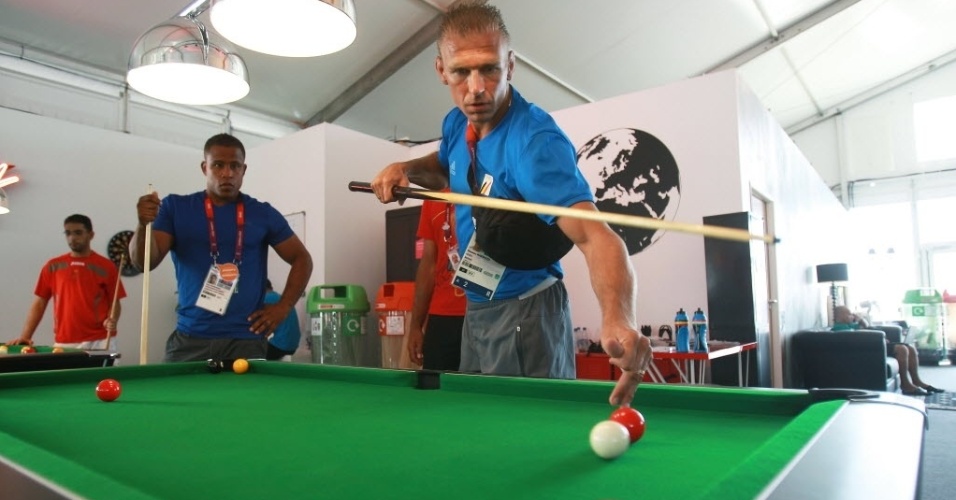 Integrantes da delegação belga jogam sinuca na Vila Olimpíca nesta sexta-feira (27)