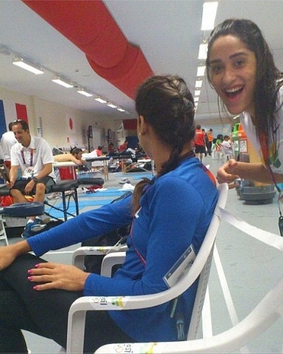 Joanna Maranhão publica foto de sua trança feita por Daynara de Paula, companheira na seleção de natação